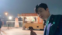 Salah satunya drama Start Up yang sedang ia bintangi. Ia berperan sebagai Han Ji Pyeong yang memiliki hutang budi pada penjual corndog. Seonho juga menyempatkan berpose di depan food truck corndog tersebut. Foto: Instagram @seonho_kim