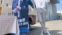 Di setiap lokasi syuting drama yang ia bintangi, Kim Seon Ho sering mendapatkan kiriman food truck dari penggemarnya. Seperti kiriman food truck kopi yang sedang ia nikmati ini. Foto: Instagram @seonho_kim