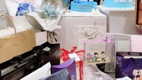 Tahun ini usia Kim Seon Ho menginjak 35 tahun (usia Korea). Tanggal 9 Mei 2020 lalu ia merayakannya dengan banyak kiriman kue tart dari penggemar. Foto: Instagram @seonho_kim