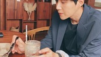 Si tampan ini ternyata juga suka nongkrong di kafe dengan temannya. Begini posenya saat menikmati Iced Americano dan cake. Foto: Instagram @seonho_kim