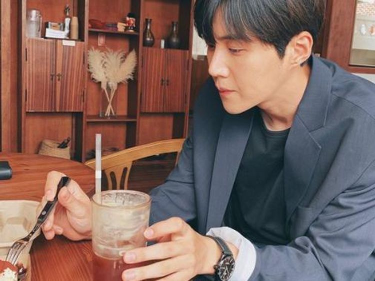 Pesona Tampan Kim Seon Ho, Pemeran Start Up Saat Minum Kopi