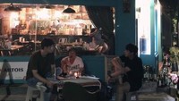 Momen akrab Kim Seon Ho dan rekannya yang lain juga ia bagikan di akun Instagramnya. Ketiganya terlihat santai nongkrong di depan kafe. Foto: Instagram @seonho_kim