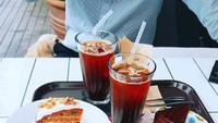 Menu wajib yang selalu ia pesan saat nongkrong di kafe adalah Iced Americano. Selain itu ada juga aneka kue untuk menemaninya. Ada kue cokelat dan carrot cake. Foto: Instagram @seonho_kim