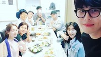 Seonho juga kerap menghabiskan waktunya dengan banyak teman di rumah. Mereka makan bersama sambil berbincang hangat. Foto: Instagram @seonho_kim