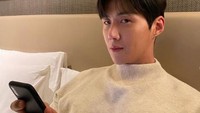 Kim Seon Ho, aktor asal Korea Selatan yang memiliki wajah tampan. Senyumnya juga terlihat manis karena ia memiliki lesung pipi yang cukup dalam. Selain penampilannya, akting Kim Seon Ho juga banyak dipuji di beberapa drama. Foto: Instagram @seonho_kim
