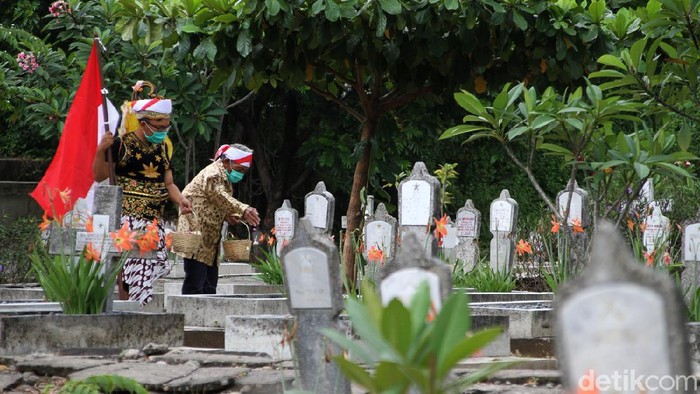Kisah Mbah Min, Dulunya Pengintai Agresi Militer Belanda II Mbah Min atau Ngadimin Citro Wiyono (88thn) ditemani penggiat sosial melakukan tabur bunga dan menceritakan kisah hidupnya kepada anak-anak di TMP Kusuma Bakti, Solo, Jawa Tengah, Rabu (11/11/2020).