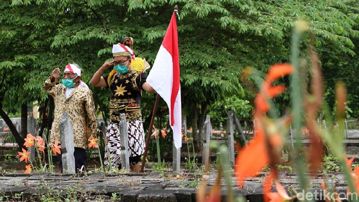 Mbah Min atau Ngadimin Citro Wiyono (88thn) ditemani penggiat sosial melakukan tabur bunga dan menceritakan kisah hidupnya kepada anak-anak di TMP Kusuma Bakti, Solo, Jawa Tengah, Rabu (11/11/2020).