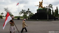 Diusianya yang semakin menua tersebut mbah Min masih heroik saat bercerita bagaimana beliau sering menjadi mata-mata di kawasan lapangan terbang Adi Soemarmo yang dulu juga menjadi gudang senjata pasukan Belanda.  