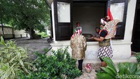 Salah seorang rekan sesama pedagang di kampus UNS Solo, Purnomo (39) mengaku tahu tentang kisah Mbah Min yang merupakan seorang pejuang kemerdekaan. Mbah Min, kata Purnomo, sudah berjualan di lokasi itu selama enam tahun.  
