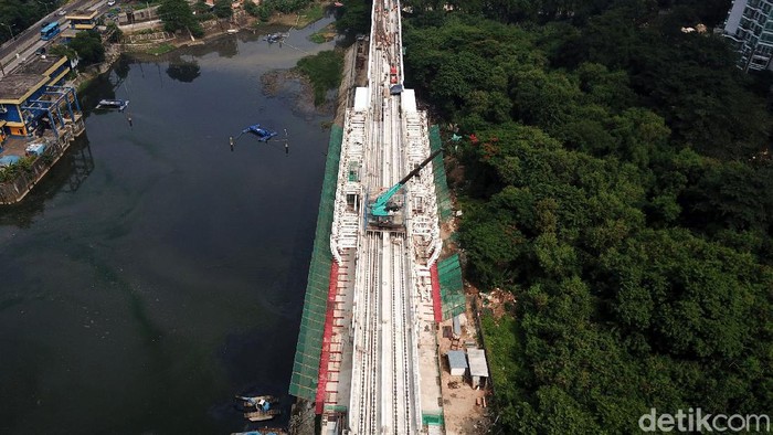 Lintasan LRT Jabodebek Cawang-Dukuh Sudah Tersambung Lho Lintasan LRT Jabodebek Cawang-Dukuh Atas hari ini telah tersambung semua. Hal itu ditandai dengan pengecoran jembatan bentang panjang alias long span di Dukuh Atas.