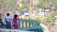 Populasi terbesar ada di Gunung Popa, rumah bagi lebih dari 100 lutung. Gunung Popa adalah situs ziarah suci nan sakral yang juga merupakan rumah bagi suaka margasatwa yang penting, tetapi Lutung Popa tetap terancam punah karena degradasi lahan (Foto: iStock)