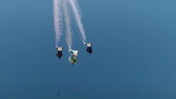 BMW menyediakan alat yang dibutuhkan untuk membuat wingsuit itu beserta sistemnya. Foto: BMW