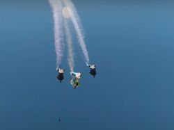 Menakjubkan, Manusia Burung Terbang 300 Km Per Jam