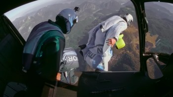 Wingsuit listrik ini dibuat oleh BMW bekerja sama dengan studio desain Designworks dan skydiver profesional, Peter Salzmann. Ini saat tiga skydiver profesional mencobanya dengan menjatuhkan diri dari helikopter. Foto: BMW