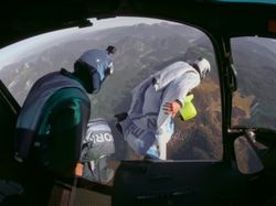 Menakjubkan, Manusia Burung Terbang 300 Km Per Jam