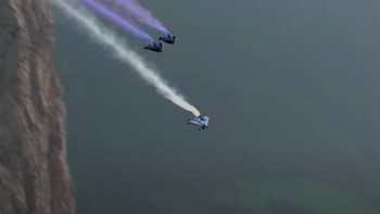 BMW menyatakan wingsuit ini telah diujicoba dengan intensif sesuai kondisi yang akan dialami ketika terbang setinggi ini. Foto: BMW