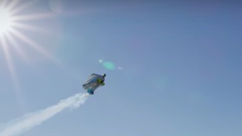 Mesin wingsuit itu mengandalkan tenaga dari baterai lithium 50 volt. Foto: BMW