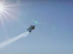 Menakjubkan, Manusia Burung Terbang 300 Km Per Jam