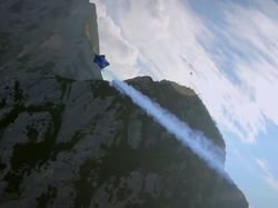 Menakjubkan, Manusia Burung Terbang 300 Km Per Jam