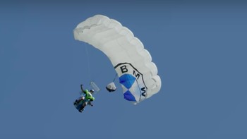 Setelah terbang sekitar 5 menit, para skydiver itu mengembangkan parasut dan mendarat kembali ke Bumi. Foto: BMW