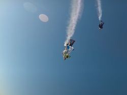 Menakjubkan, Manusia Burung Terbang 300 Km Per Jam