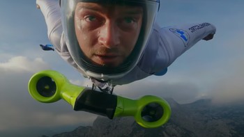 Pada awalnya, kami ingin meletakkan pendorongnya di belakang. Tapi setelah diskusi dengan pakar aerodinamika, maka kami memutuskan memindahkan unitnya ke depan, kata Salzmann yang pertama kali punya rancangan wingsuit ini. Foto: BMW