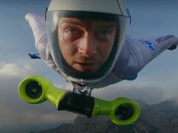 Menakjubkan, Manusia Burung Terbang 300 Km Per Jam