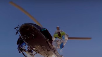 Uji coba ini dilakukan dari ketinggian 10 ribu kaki di atas pegunungan Alpen. Setelah melompat, para skydiver ini melaju menuju pegunungan dalam kecepatan tinggi. Foto: BMW