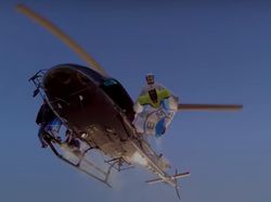 Menakjubkan, Manusia Burung Terbang 300 Km Per Jam