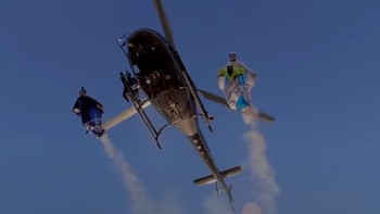 Memang uji coba harus dilakukan oleh para profesional karena wingsuit ini dapat mencapai kecepatan nyaris 300 km per jam, jauh lebih tinggi dari wingsuit biasa. Foto: BMW