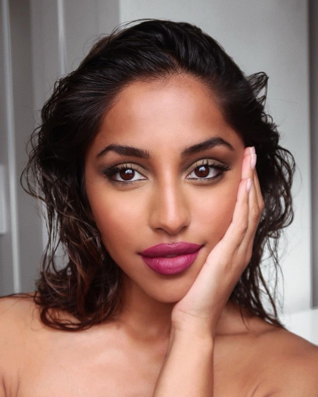 Seorang atasan pria pernah berkomentar jika bajunya terlalu glamour dan makeup-nya terlalu tebal. Ada juga orang yang menganggapnya dapat pekerjaan karena si pewawancara tertarik padanya. Padahal ia diwawancarai lewat telepon oleh dua orang wanita. Foto: Instagram @mariathattil