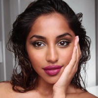 Seorang atasan pria pernah berkomentar jika bajunya terlalu glamour dan makeup-nya terlalu tebal. Ada juga orang yang menganggapnya dapat pekerjaan karena si pewawancara tertarik padanya. Padahal ia diwawancarai lewat telepon oleh dua orang wanita. Foto: Instagram @mariathattil