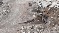Material yang diambil bukan hanya pasir namun juga bebatuan yang ada di Sungai Gendol.