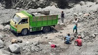 Jarak lokasi para penambang pasir manual dengan puncak Merapi sekitar 6-7 kilometer dari puncak Merapi.