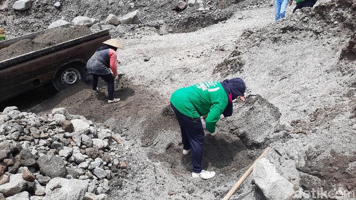 Meski status Gunung Merapi masih siaga, namun aktivitas penambangan pasir di aliran Sungai Gendol masih berlangsung.