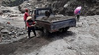 Beberapa penambang pasir manual masih melakukan aktivitasnya di Sungai Gendol yang masuk wilayah Padukuhan Kopeng, Kepuharjo, Cangkringan, Sleman.