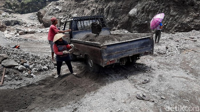Masih Ada Aktivitas Tambang Pasir Lho di Sleman Meski status Gunung Merapi masih siaga, namun aktivitas penambangan pasir di aliran Sungai Gendol masih berlangsung.