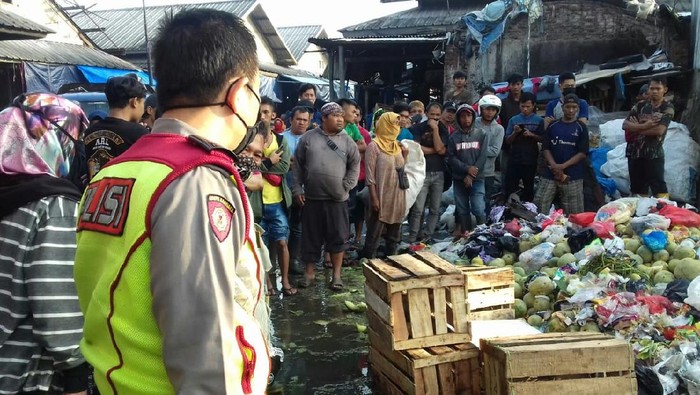 Mayat Bayi di Pasar Caringin Bandung