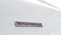 Mazda 3 100th Anniversary Edition memiliki warna putih Snow Flake White Pearl Mica. Terdapat badge logo 100th Anniversary pada fender depan di kiri dan kanannya. Foto: Dok. Mazda