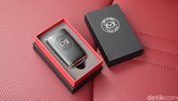 Selain itu, kunci remote-nya juga dibuat khusus. Terdapat logo 100th Anniversary pada kunci mobilnya yang dikemas dalam sebuah kotak edisi khusus. Foto: Dok. Mazda