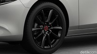 Mazda 3 100th Anniversary Edition memiliki pelek khusus warna hitam metalik dengan ukuran 18 inchi. Di tengah pelek tersebut terdapat logo 100th Anniversary. Foto: Dok. Mazda