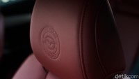 Masuk ke interior, tampilan sporty akan terasa. Interior Mazda 3 100th Anniversary Edition didominasi oleh lapisan kulit berwarna merah burgundy dengan jahitan merah. Foto: Dok. Mazda