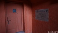 Rulinda ini dilengkapi dengan pintu masuk berlapis tiga.