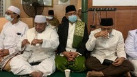 Ketua Umum Persaudaraan Alumni (PA) 212 Slamet Maarif pun sudah menunggu kedatangan mereka. Ketika para petinggi PKS turun, Slamet langsung menyambut mereka semua.