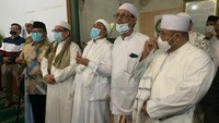 Pantauan detikcom, Rabu (11/11/2020), Aboe Bakar tiba di Petamburan, Jakarta Pusat, pada pukul 18.37 WIB. Dia terlihat mengenakan setelan gamis berwarna putih dan peci. Aboe Bakar pun mengutarakan tujuannya datang ke rumah Habib Rizieq.