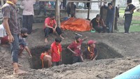 Menurut Heri, kerbau itu sudah sakit sejak lima hari yang lalu. Sempat dicek kesehatannya oleh dokter, kerbau itu didiagnosis sakit radang lambung.