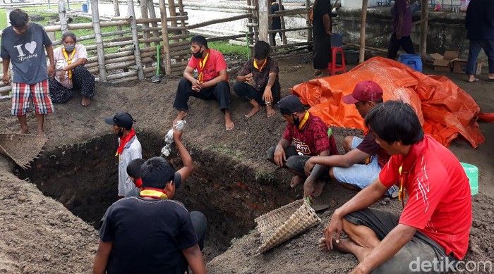Seekor kerbau keturunan Kebo Kyai Slamet milik Keraton Kasunanan Surakarta, Solo, Jawa Tengah, mati hari ini. Berikut foto-foto prosesi penguburannya.