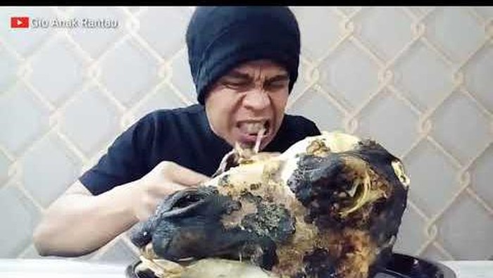 Mukbang Kepala Ikan Jumbo hingga Kepala Unta