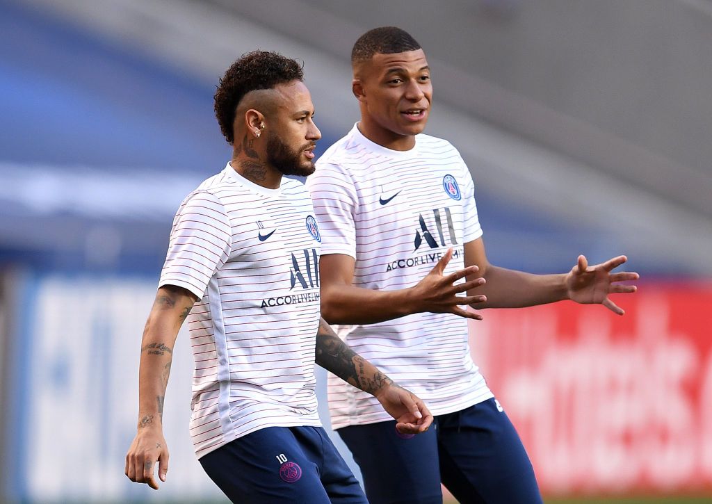 LISBON, PORTUGAL - AUGUST 23:  Neymar and Kylian Mbappe of Paris Saint-Germain warm up prior to the UEFA Champions League Final match between Paris Saint-Germain and Bayern Munich at Estadio do Sport Lisboa e Benfica on August 23, 2020 in Lisbon, Portugal. (Photo by David Ramos/Getty Images)