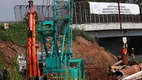 Overpass dibongkar karena ada pembanguan jalur Kereta Cepat Jakarta Bandung (KCJB) dan pembangunan overpass baru.